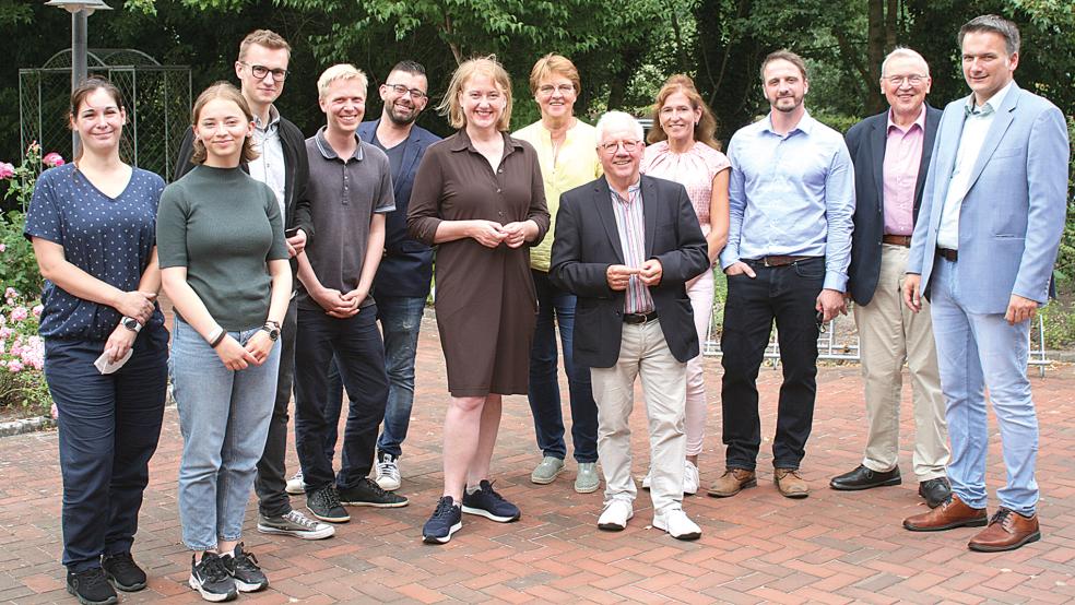 Eine Grünen-Delegation mit Kreisvorstandsmitglied Sabrina Tramm aus Bingum, Nienke Roza, dem Bundestagsabgeordneten Julian Pahlke und dem Landtagskandidaten Lüder Müller aus Leer, dem Kreisvorsitzenden Chuck Nießit aus Steenfelde, Bundesfamilienministerin Lisa Paus und der Landtagsabgeordneten Meta Janssen-Kucz (Leer/Borkum) sprach mit dem Vorsitzenden Hinrich Winterboer, Geschäftsführerin Insa Franzen, Heimleiter Marc Hilbrands, dem stellvertretenden Vorsitzenden Helmut Schoormann vom Verein »Open Dören« und Bürgermeister Uwe Sap (von links) über die Herausforderungen in den Wohnstätten.  © Foto: Meyer