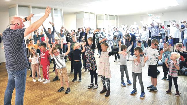 Singen und Tanzen beim »Tag der offenen Tür«