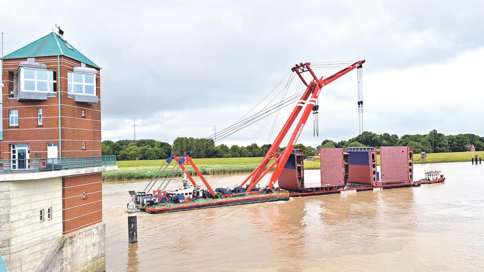 Schweres Gepäck brachte ein Schlepper zur Ferus-Smit-Werft nach Leer. © Foto: Szyska