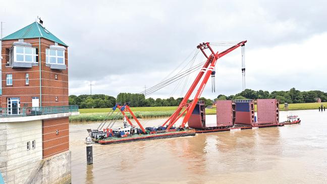 Schiffssegmente und Kran nach Leer gebracht