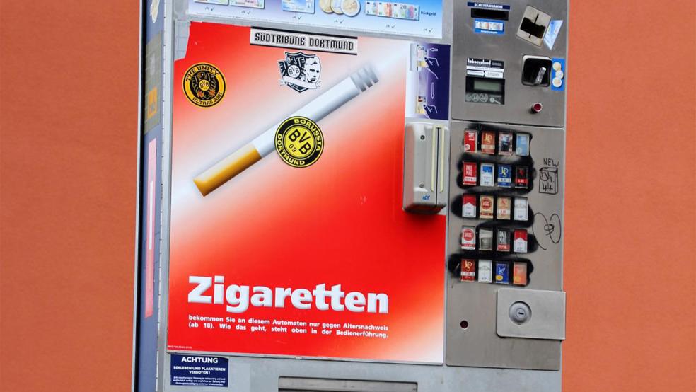 Einen Zigarettenautomat haben Unbekannte in der Nacht zum Dienstag in Bunde ausgeräumt. Sie bohrten das Schloss des Automaten auf, um ihn öffnen zu können.  © Foto: Pixabay