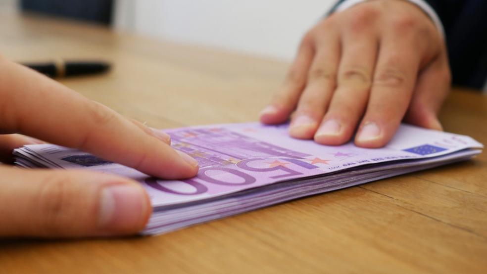 Das Betrugsopfer überwies zunächst 3920 Euro und übergab anschließend noch 20.000 Euro in bar. © Pixabay (Symbolbild)