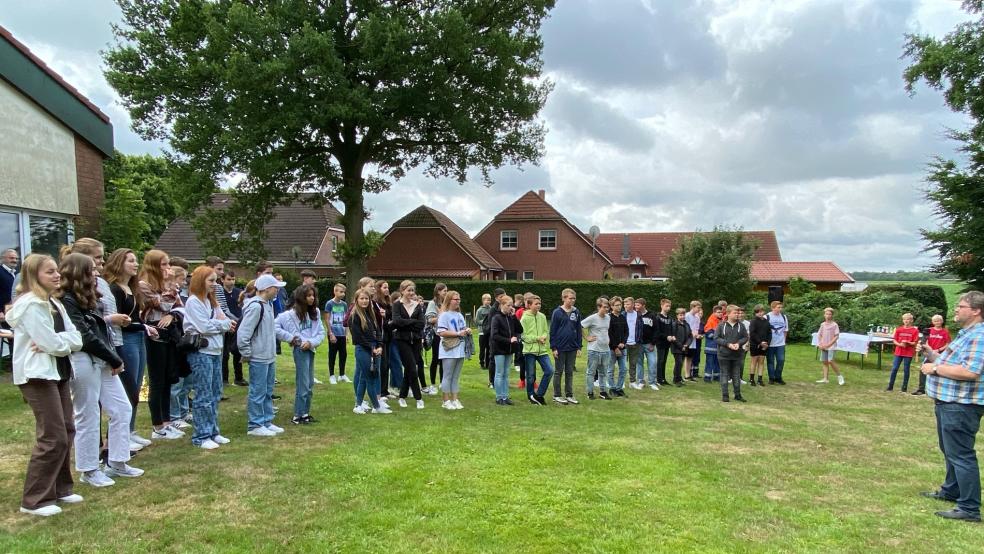 Pastor Ard Nap (rechts) von der gastgebenden Kirchengemeinde Wymeer und Präses des reformierten Synodalverbandes begrüßte 65 Konfirmanden aus dem gesamten Rheiderland zum »KonfiTag«.  © Kuper