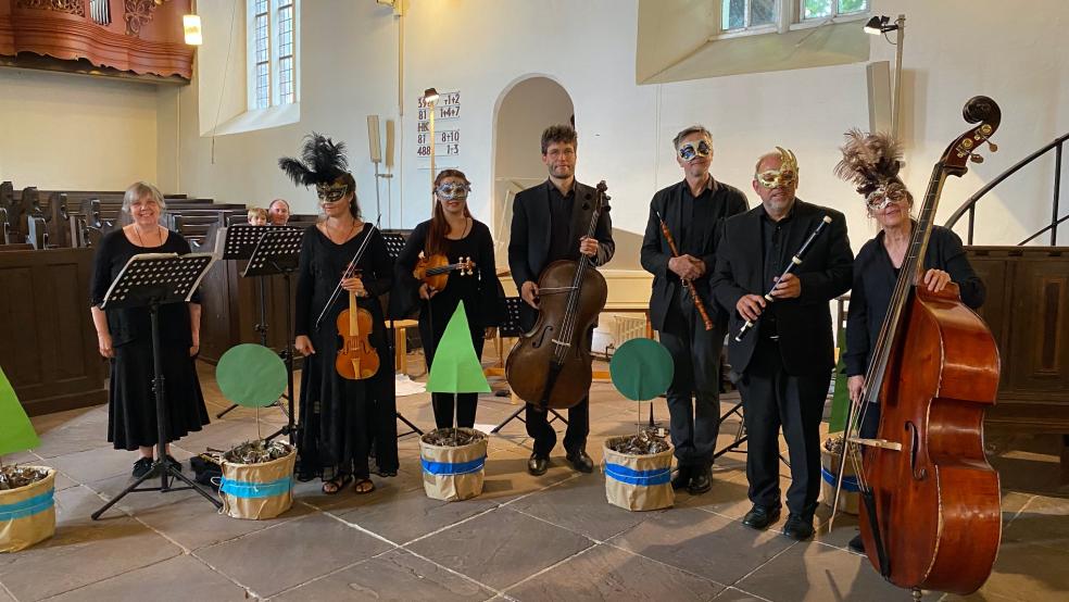 Das Europäische Barockorchester Le Chardon mit Hajo Wienroth als Leiter sorgte beim 25. Jubiläum des Organeums in Weener am Sonntag für musikalische Unterhaltung.  © Kuper