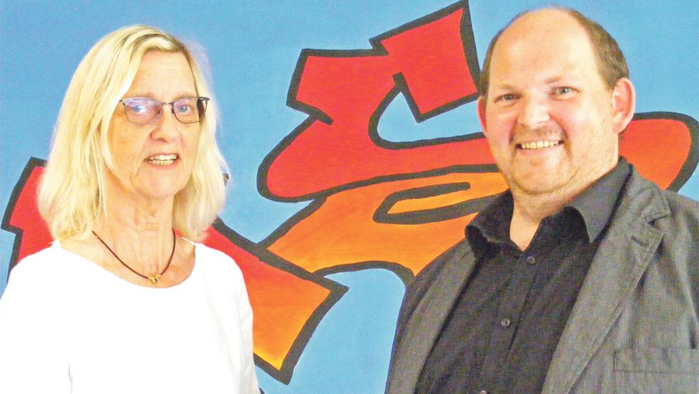 Griet Leggeri geht in den Ruhestand, Markus Gornig tritt ihre Nachfolge als neuer Leiter der Carl-Goerdeler-Schule in Jemgum an. © Foto: Szyska