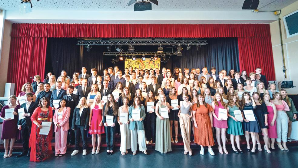Die erfolgreichen Abiturienten des Teletta-Groß-Gymnasiums Leer nach der Zeugnisübergabe.  © Foto: privat