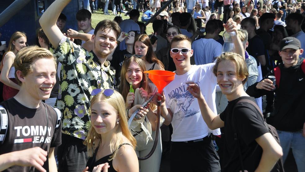 Die Jugendlichen feierten bei der »School’s-out-Party« am Leeraner Hafen bis in den späten Nachmittag hinein. © Foto: Wolters 