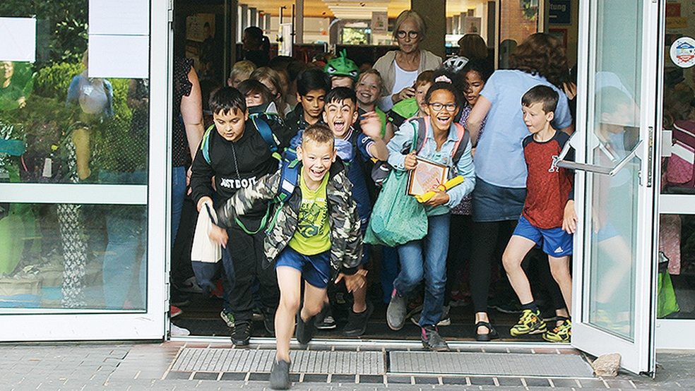 Weeneraner Grundschüler stürmten gestern nicht nur in die Ferien - sondern auch in einen neuen Lebensabschnitt.  © Foto: Busemann