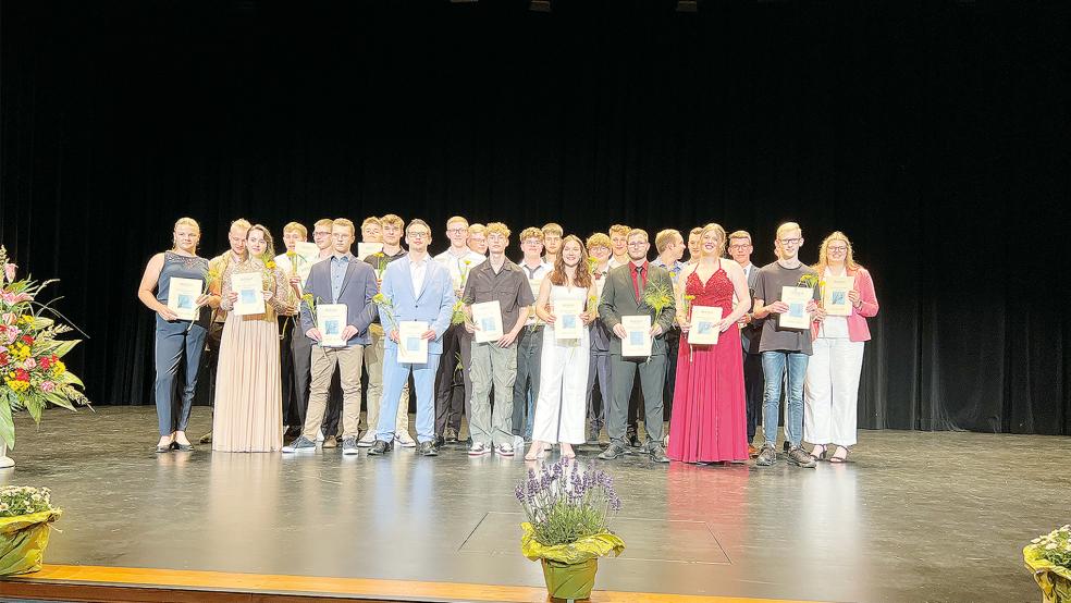 Die erfolgreichen Absolventen der Beruflichen Gymnasien der BBS II in Leer stellten sich nach der Zeugnisübergabe zu einem gemeinsamen Erinnerungsfoto zusammen.  © Foto: BBS II