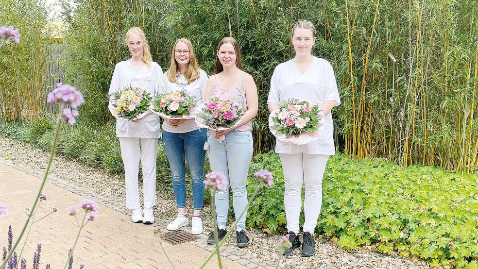 Vier der neuen medizinischen Fachangestellten des Klinikums Leer. © Klinikum Leer