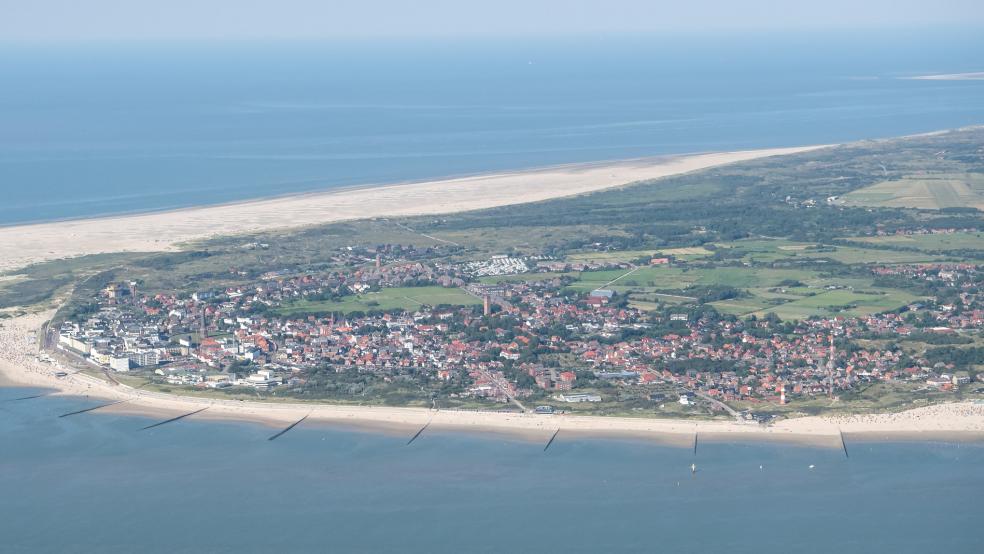 Das Unternehmen ONE-Dyas plant mit einer neuen Förderplattform knapp 1,5 Kilometer vor der deutschen Seegrenze in der Nähe der Insel Borkum, hier ein Luftbild, die Förderung von Erdgas. Dagegen klagen Umweltorganisationen.  © Foto: dpa