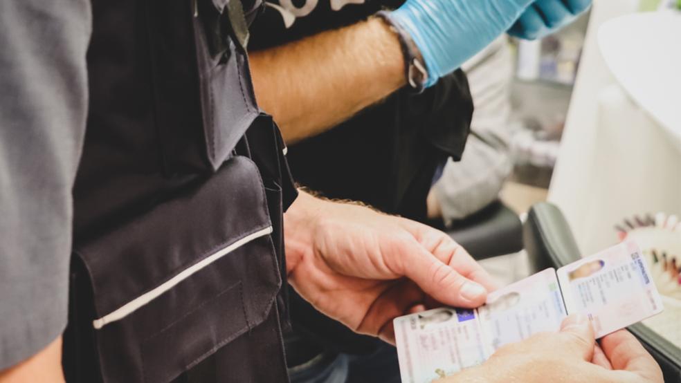 Passkontrollen sind ein wesentliches Element der Prüfungen der Finanzkontrolle Schwarzarbeit (FKS) des Zolls.  © Foto: Zoll