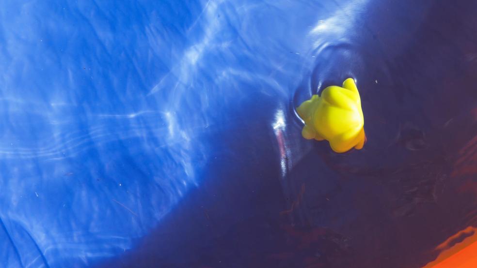 Von einem Swimming Pool in Weener, hier ein Symbolfoto, haben Unbekannte die Sandfilterpumpe gestohlen.  © Foto: Pixabay