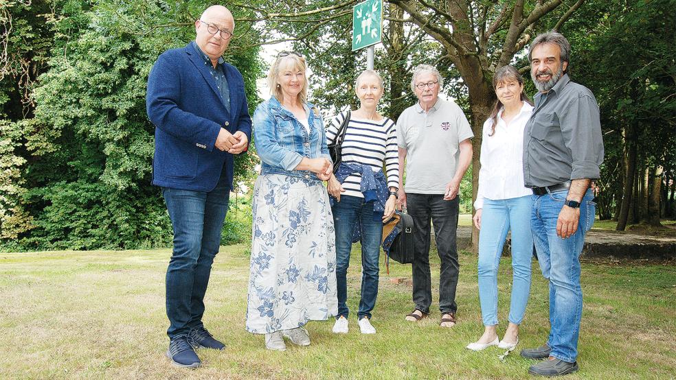 Freuen sich auf die Kunsttage in Ditzum: Von links Bürgermeister Hans-Peter Heikens, Carola Bruhns, Karoline Ingl, Johannes Kimmel-Groß sowie Manuela und Roland Kuck.  © Foto: Hoegen