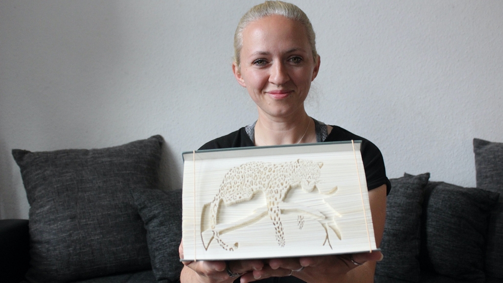 Lena Unrau verwandelt Bücher mit spezieller Technik in lebendige Motive.  © Foto: Busemann