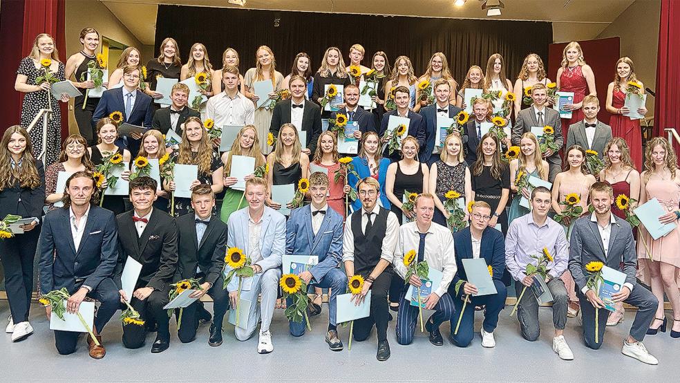 Mit dem Zeugnis gabs für jeden eine Sonnenblume: die Absolventen der Freien Christlichen Schule (FCSO) in Moormerland.  © Foto: FCSO