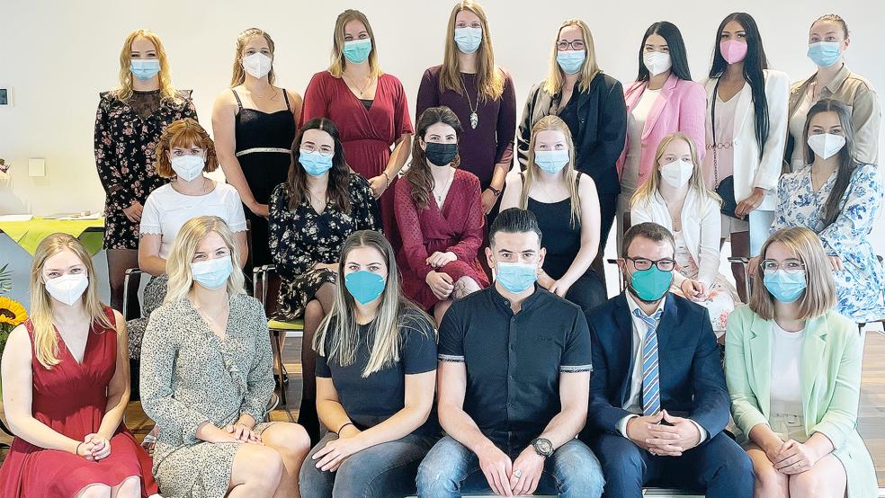 Die frisch examinierten Pflegekräfte freuen sich über das bestandene Examen.  © Foto: privat