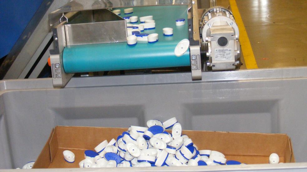 Rund sieben Millionen Kappen für Verpackungen aus Kunststoff werden täglich in Weener produziert.  © Fotos: Szyska