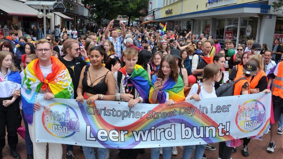 Mehr als 1000 Menschen marschierten nach Angaben des Veranstalters beim ersten Christopher Street Day in Leer durch die Stadt. © Ammermann 