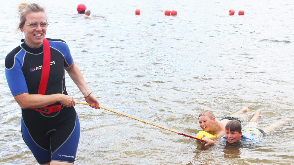 Wiebke Wehr übte mit den Kinder den Einsatz von Rettungsringen.  © Foto: Berents
