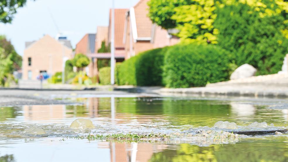 Die Kanalisation in der Suidbroekstraße in Weener lief über. © Foto: Bruins