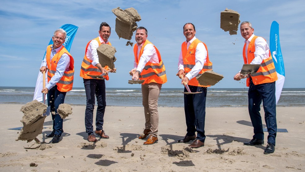 Carsten Lehmköster, Geschäftsführung Amprion Offshore, Olaf Lies (SPD), Umweltminister von Niedersachsen, Frank Ulrichs, Bürgermeister der Stadt Norderney, Hendrik Neumann, technischer Geschäftsführer von Amprion, und Peter Barth, Geschäftsführung Amprion Offshore (von links) beim symbolischen Spatenstich auf Norderney für die zwei Offshore-Netzanbindungprojekte. © Schuldt (dpa)