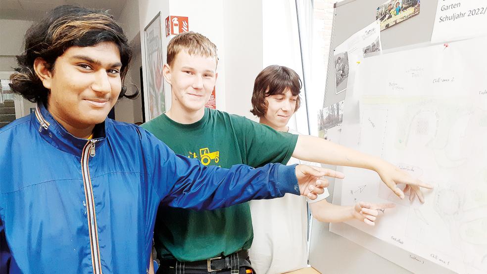 Afnan Mahmood, Jan-Luca Poel und Matteo Sirigu beschäftigten sich mit der Neugestaltung des Pausenhofs. Die Schüler wünschen sich unter anderem mehr Bäume.  © Foto: Berents