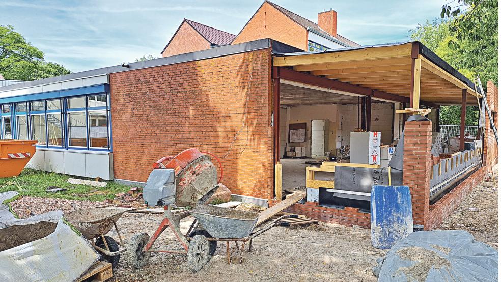 An der Oberschule in Weener sollen in den Sommerferien unter anderem die Innenarbeiten im umgebauten und erweiterten Verwaltungstrakt beginnen.  © Foto: Szyska