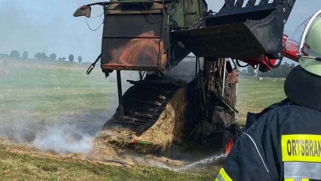 Rundballenpresse durch Feuer zerstört