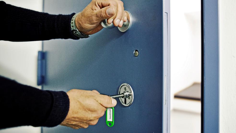 Da er keinen festen Wohnsitz in Deutschland hat und zudem Fluchtgefahr bestand, kam der 27-jährige Mann in Untersuchungshaft. © Polizei (Symbolfoto)