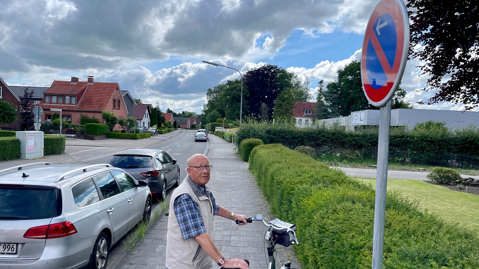 Im Bereich der Hausnummern 79 bis 73 der Graf-Edzard-Straße gilt jetzt ein eingeschränktes Halteverbot. Der ehemalige Ortsvorsteher Jan Heijen, im Bild, begrüßt das. © Bruins