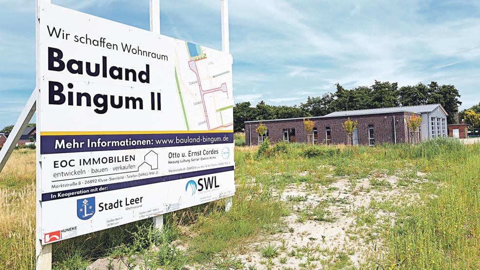 Neben und hinter dem Feuerwehrhaus (im Hintergrund) an der Bingumgaster Straße stehen im Neubaugebiet »Achter d’ Füürwehr« insgesamt 30 Grundstücke zur Verfügung. Sechs Grundstücke gehen nun in den freien Verkauf, soziale Komponenten und andere Kriterien des vorherigen Bewerbungsverfahrens sind dabei nicht mehr maßgeblich.  © Foto: Szyska