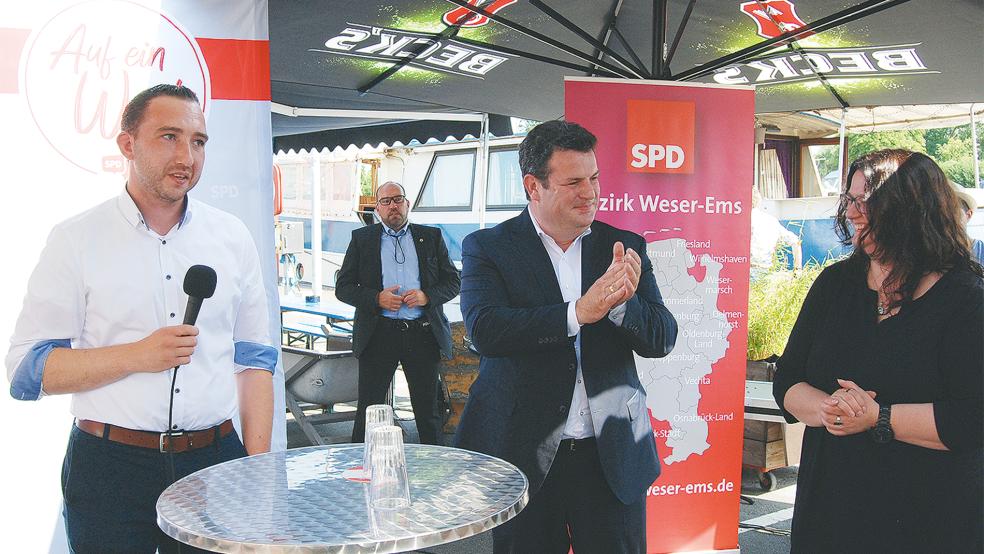 Lockere Runde: SPD-Landtagskandidat Nico Bloem hatte Hubertus Heil (Mitte) gestern nach Weener eingeladen. Der gab sich entspannt und applaudierte auch der SPD-Bundestagsabgeordneten Anja Troff-Schaffarzyk nach ihrem Grußwort.  © Foto: Hoegen