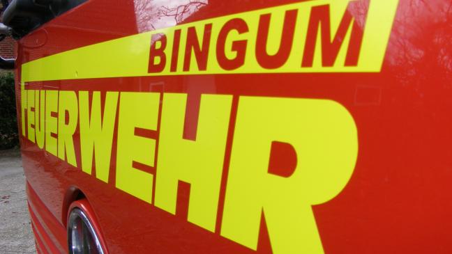 Feuerwehr löscht Heckenbrand
