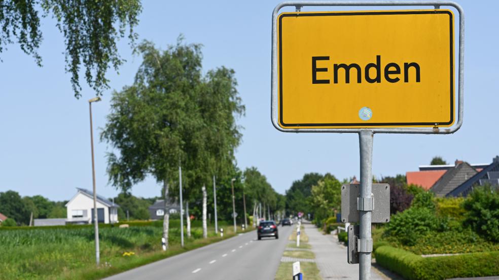 Unbekannte haben in Veenhusen gleich drei gelbe Ortsschilder abmontiert und mit Ortschildern aus Emden ersetzt. Bislang sind die Veenhusen-Schilder, die pro Stück rund 350 Euro kosten, noch nicht wieder aufgetaucht.  © Klemmer/dpa
