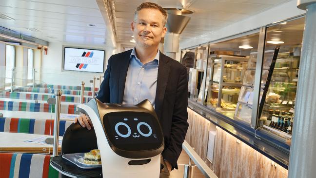 Roboter bringt die Getränke