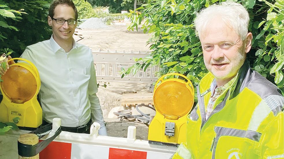 Stadtwerke-Chef Timo Kramer (links) und Burkhard Wilts wollen mit der neuen Stabsstelle die Stadtentwässerung optimieren.  © Foto: Stadtwerke Leer