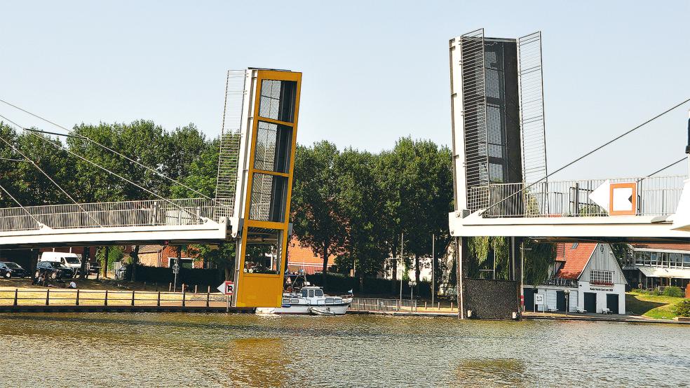 Die Nessebrücke über das Hafenbecken in Leer soll ab morgen wieder in den Regelbetrieb übergehen.  © Foto: Wolters