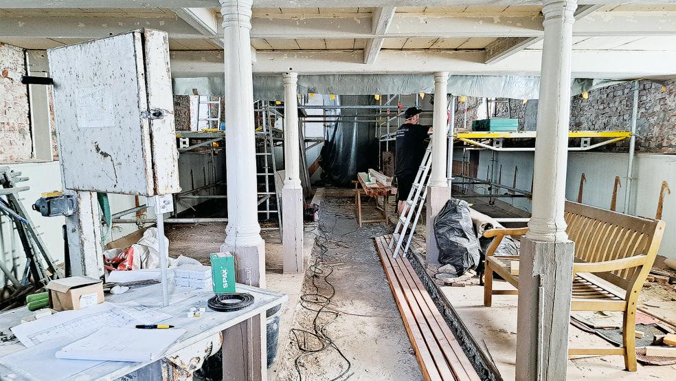 In der evangelisch-reformierten Kirche in Landschaftspolder sind zurzeit die Tischlerei Reil aus Ihrhove und Elektro Leiner aus Leer aktiv. Anfang August setzt das Bauunternehmen Johann Frei aus Ditzumerverlaat seine Arbeiten fort.  © Foto: Szyska