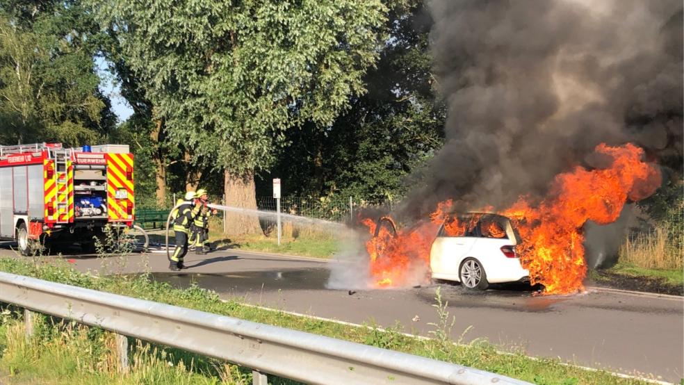 Die alarmierte Ortsfeuerwehr Aschendorf konnte die Flammen mit Wasser und Löschschaum schnell unter Kontrolle bringen. © Feuerwehr