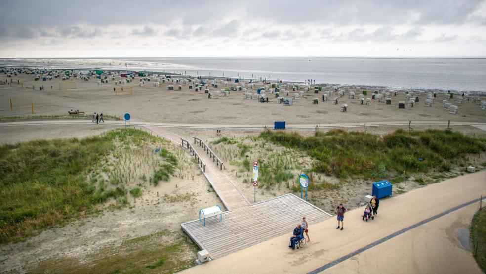 Die neu gestaltete Strandpromenade in Norddeich. Nach Angaben des Tourismusservice Norden-Norddeich gehört die neue Wasserkante zu einem der größten kommunalen Infrastrukturprojekte im Tourismus in Niedersachsen.  © Schuldt (dpa)