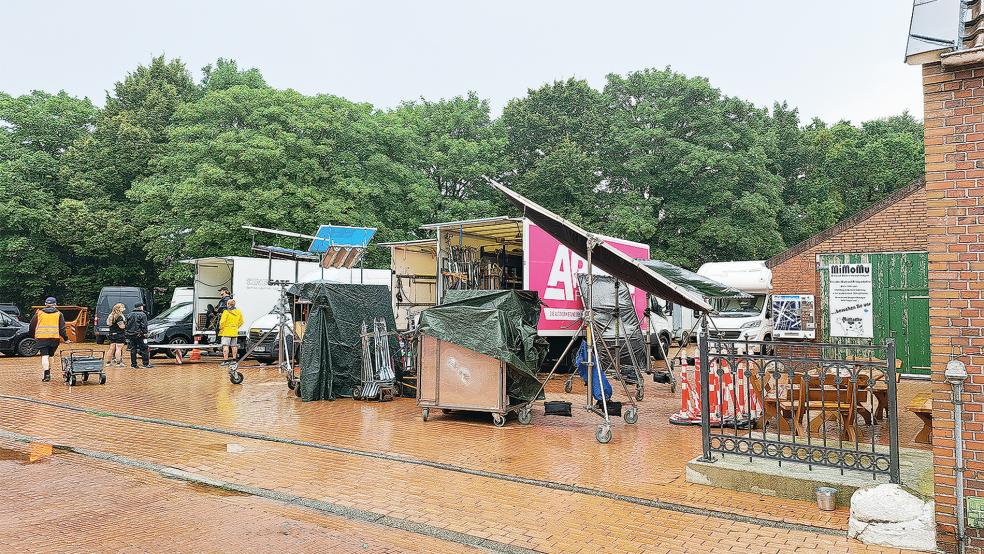 Der Marktplatz in Jemgum wurde gestern von den Produzenten der ZDF-Krimireihe in Beschlag genommen. © Foto: Szyska