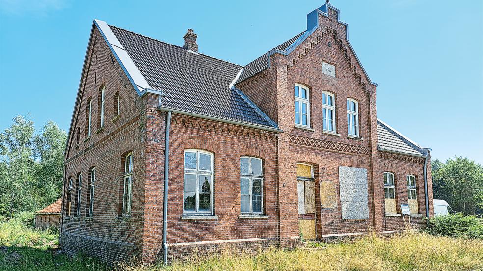 Die neuen Fenster im Obergeschoss des 1898 errichteten Hauses gegenüber dem Bahnübergang in Beschotenweg lassen bereits erahnen, welch schmucker Blickfang aus dem denkmalgeschützten Gebäude werden kann.  © Foto: Szyska
