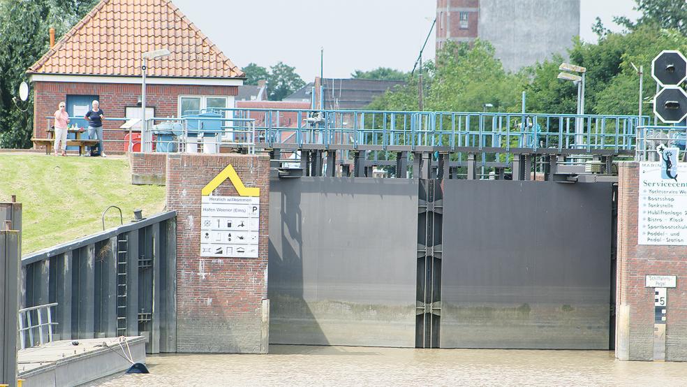 Auch nach einer Sanierung der maroden Schleuse würde weiterhin Schlick aus der Ems bei jeder Schleusung in den Hafen gelangen, schätzt Weeners Bürgermeister Heiko Abbas.  © Foto: Berents
