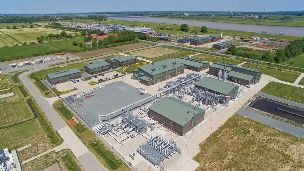 Die EWE will ihre Gasspeicher in Jemgum (Bild) und Nüttermoor mit einer Leitung an das geplante LNG-Importterminal in Wilhelmshaven anbinden. Die Pipeline soll Ende 2023 fertig sein. © Foto: EWE