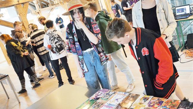 Fans feiern siebte Animenacht mit Mangas und Cosplay
