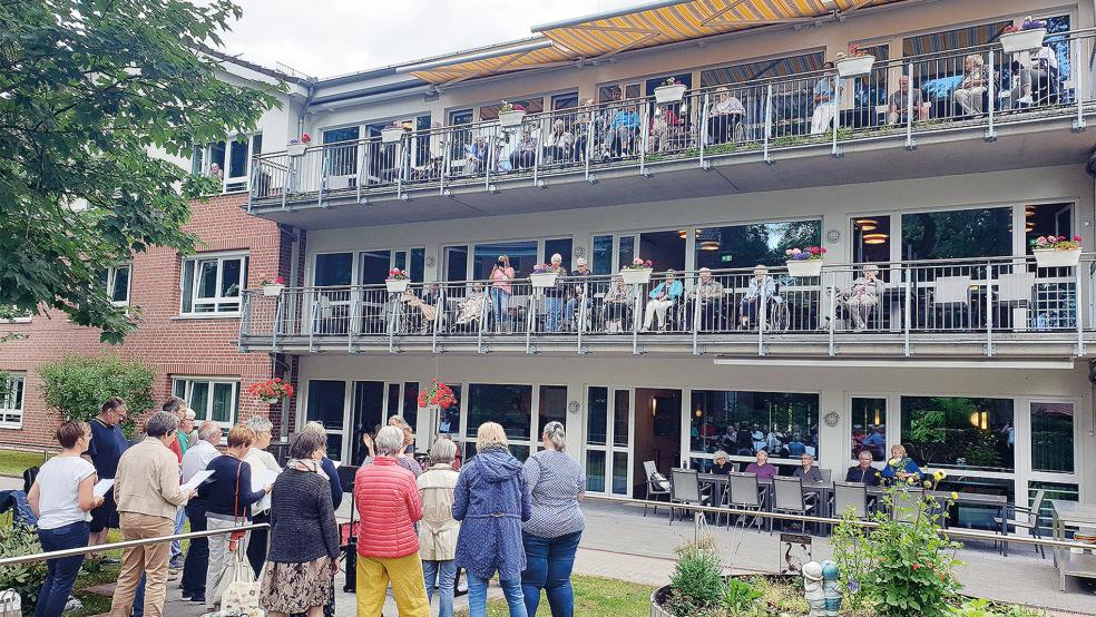 Auch beim Seniorenheim ProSenis trat der Gospelchor »Celebration« aus Bingum auf und erfreute die Teilnehmerinnen und Teilnehmer der Sommerwoche.  © Foto: Fuchs