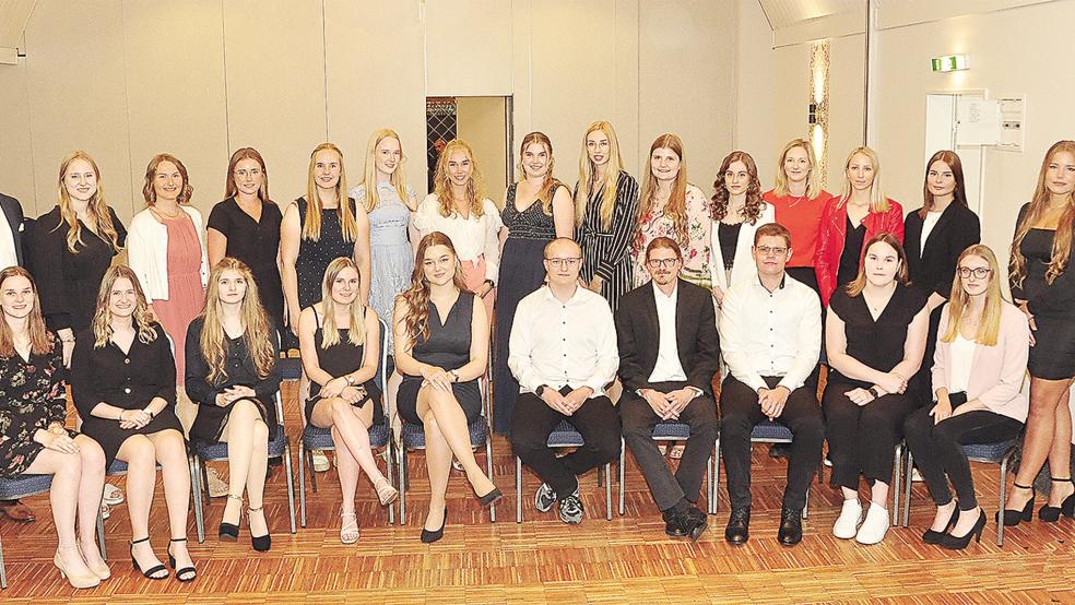 26 Steuerfachangestellte bekamen im Ostfriesenhof ihre Zeugnisse und Urkunden überreicht: Dazu zählen Mirelle Andruschenko, Inga Borde, Anke Busemann, Annika Engbers, Pia Geertsema, Simon Gibbesch, Kim Grote, Sina Heijenga, Kristin Henne, Jessica Holtkamp, Annika Ihler, Jessica Imgrund, Merle Lea Indra, Lea Marie Klimm, Maike Kunze, Emilia Lässing, Jakob Lüschen, Wiebke Münk, Vivian Narr, Nico Reemts, Ilka Schoormann, Laura Marie Snater, Wiebke Sonnenberg, Marie Voskuhl, Jasmin Wedler, Kristina Wilhelm.  © Foto: Wolters