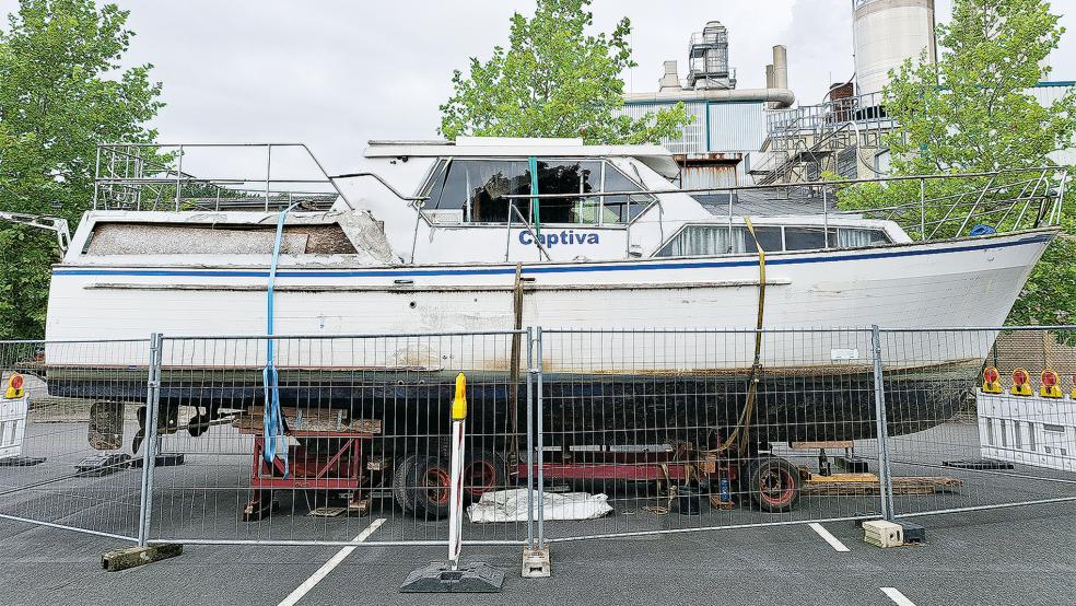 Das offenbar schrottreife Motorboot »Captiva« rottet seit Ende Oktober vergangenen Jahres an Land vor sich hin.  © Foto: Szyska
