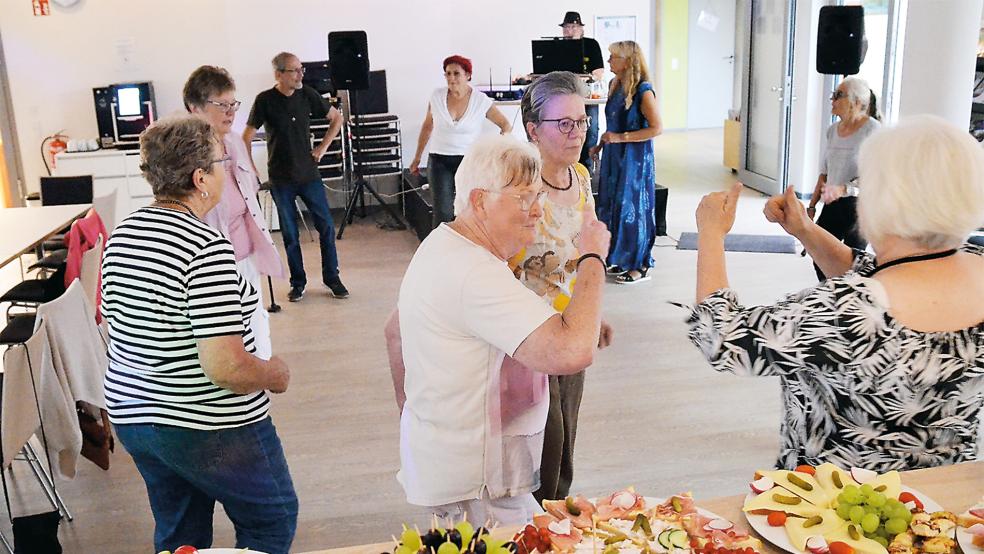 Rund 40 Gäste tanzten bis in den späten Abend auf der ersten Ü60-Party im Familienzentrum in Bunde.  © Foto: Ammermann